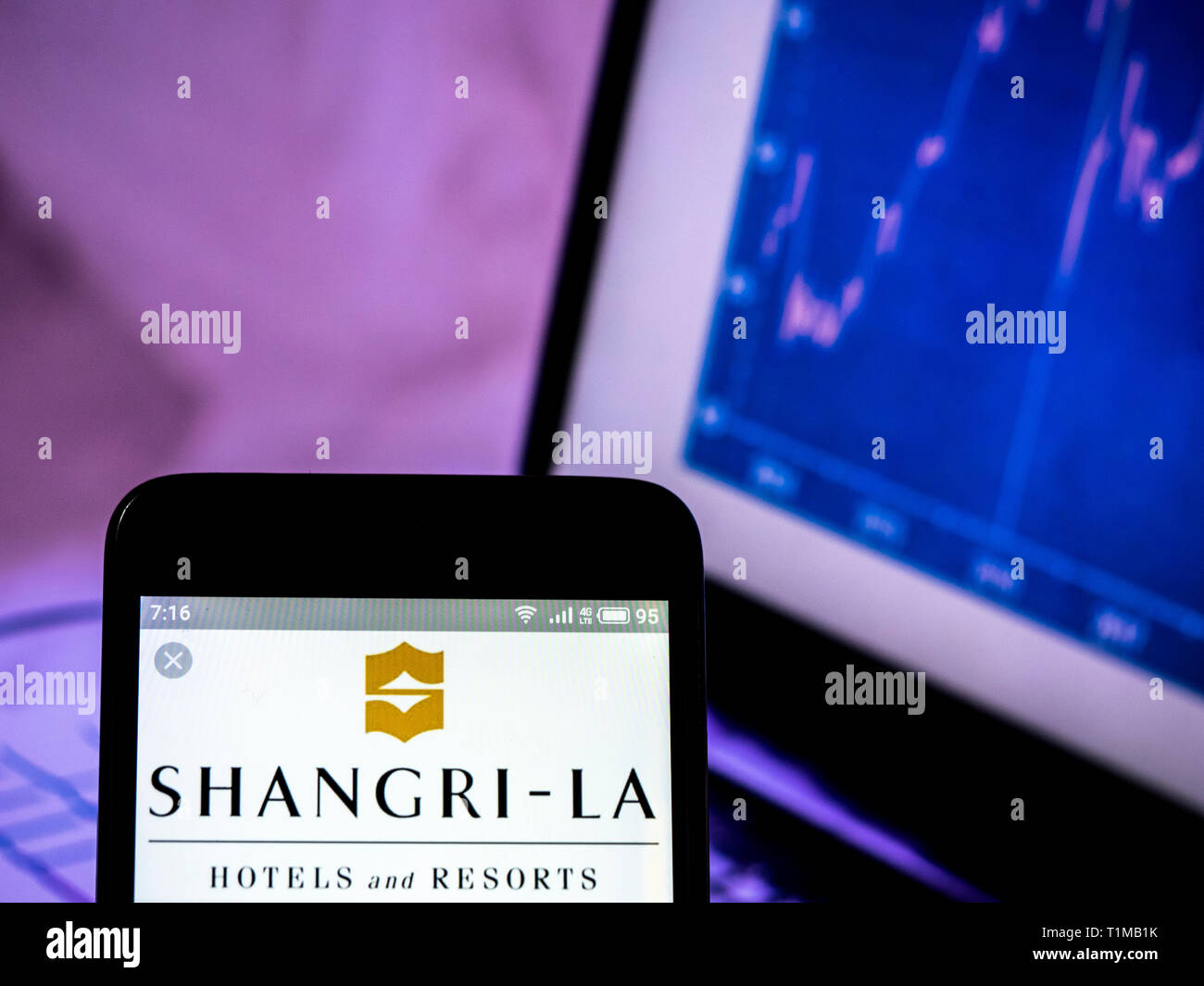 In questa foto illustrazione un Shangri-La Hotels and Resorts visto il logo visualizzato su un telefono intelligente. Foto Stock