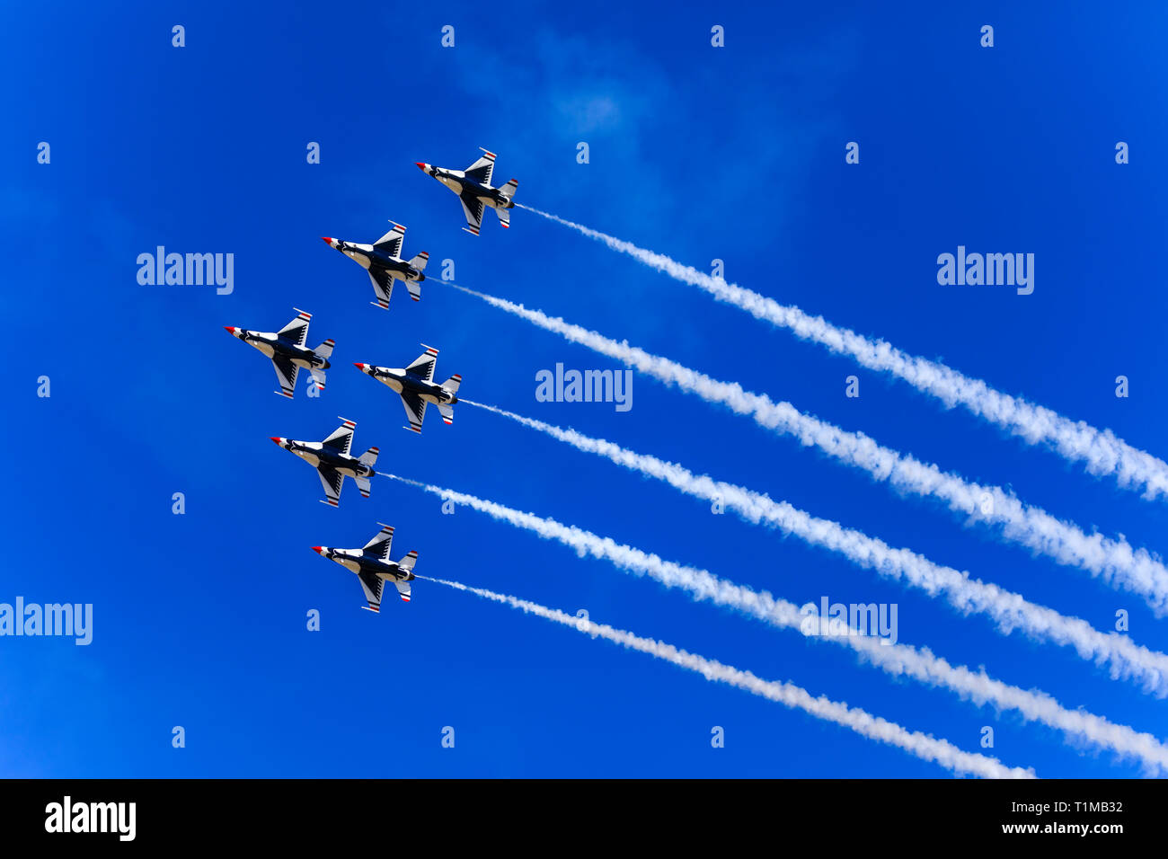 Il brevetto U. S. Air Force aria squadrone di dimostrazione (Thunderbirds) eseguire il "delta" manovra durante l' guerrieri su Wasatch' aria e Space Show. Foto Stock