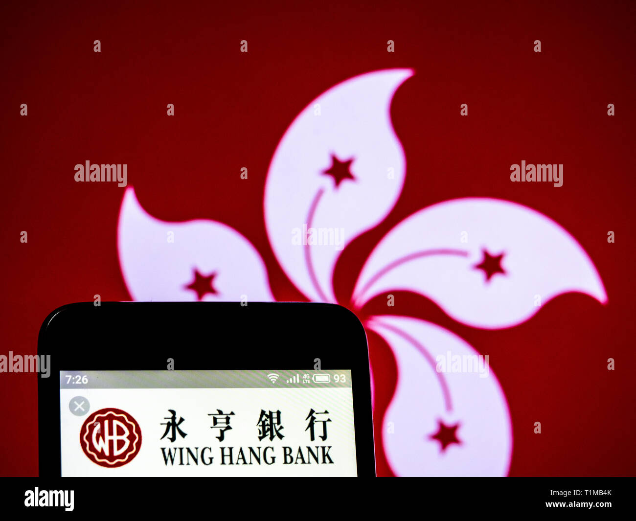 In questa foto illustrazione un OCBC Wing Hang Bank logo che si vede visualizzato su un telefono intelligente. Foto Stock