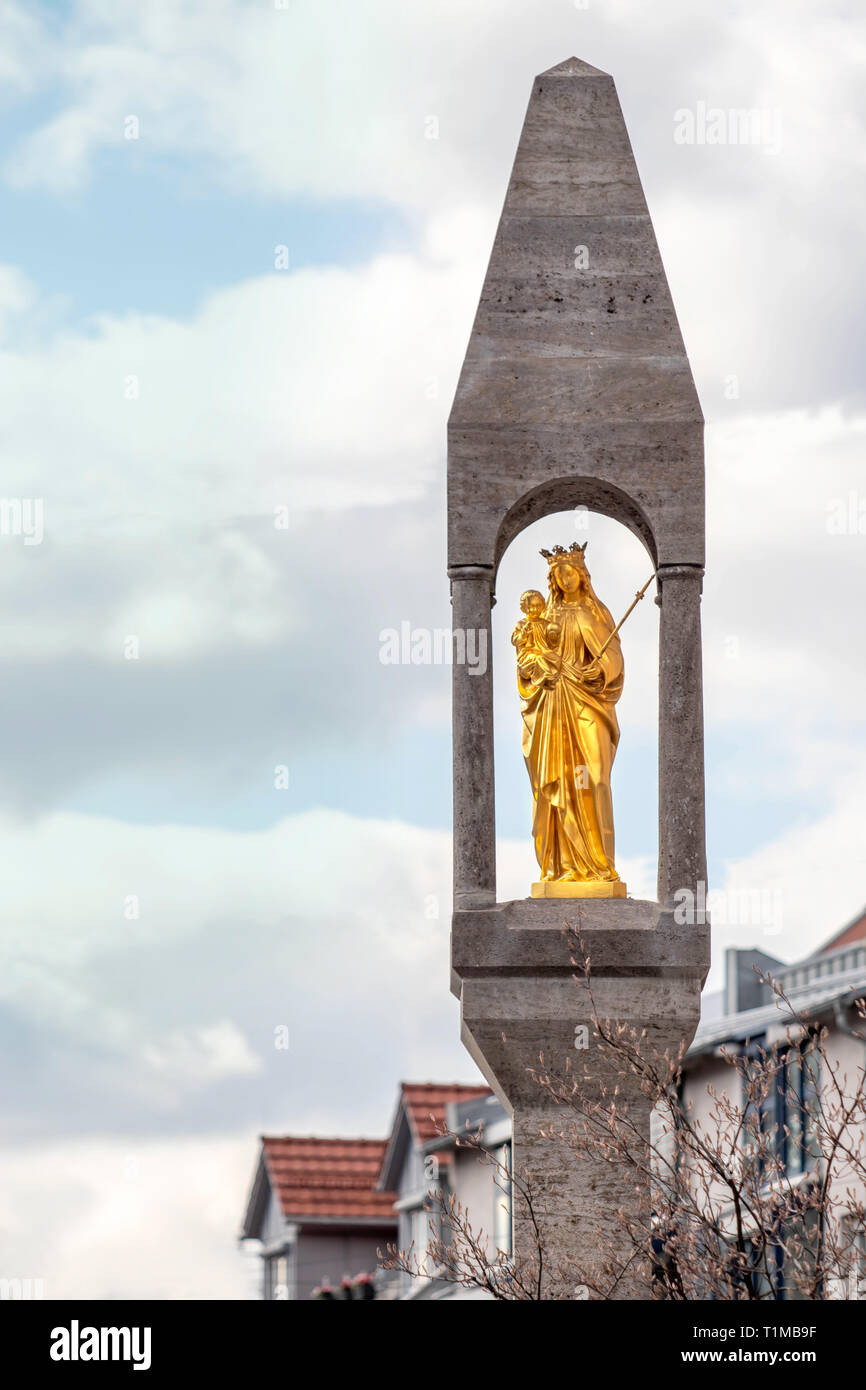 Marie statua Mariensäule nel quartiere di Monaco Pasing Foto Stock