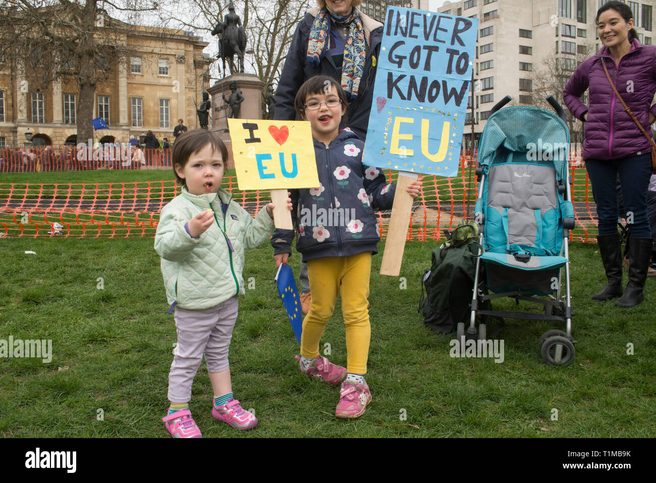 London, Regno Unito - 23 Marzo 2019 - preparazioni con le persone che arrivano al punto di inizio del marzo, Park Lane. Circa un milione di persone provenienti da tutta t Foto Stock