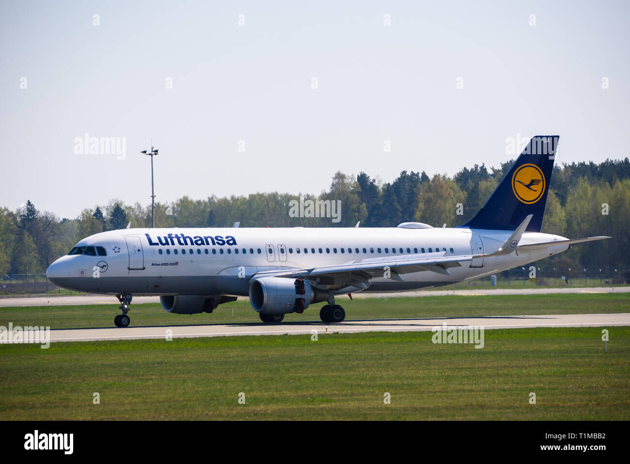 30.04.2018. RIGA, Lettonia. Lufthansa Airbus 320-200 atterraggio aereo Aeroporto internazionale di Riga (RIX). Foto Stock