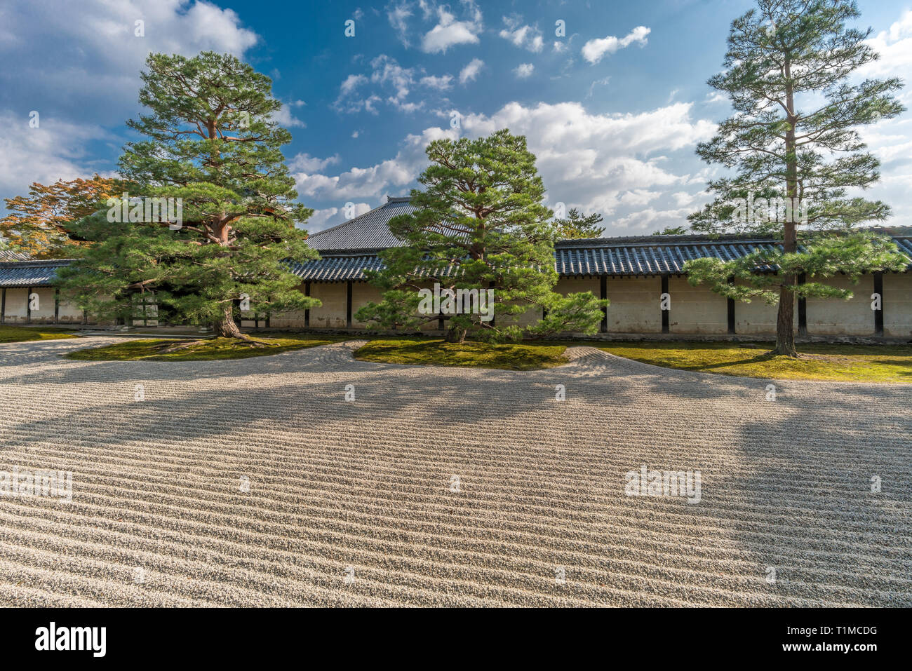 Chumon (Middle gate) e parte del giardino Sogenchi a Tenryu-ji. Designato come un luogo speciale di bellezza paesaggistica e Patrimonio mondiale dell UNESCO Foto Stock