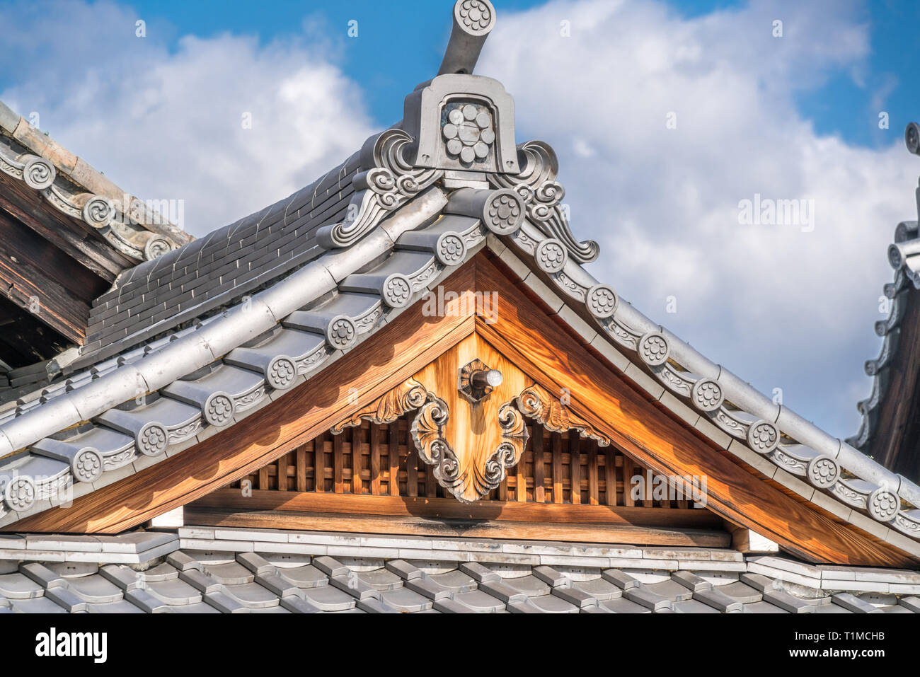 Shishiguchi ridge tessera di testa e Gegyo (Gable) pendente a Honden (sala principale) di Kogen-ji sub-tempio di Tenryu-ji. Costruito nel XVII secolo in Kyakud Foto Stock