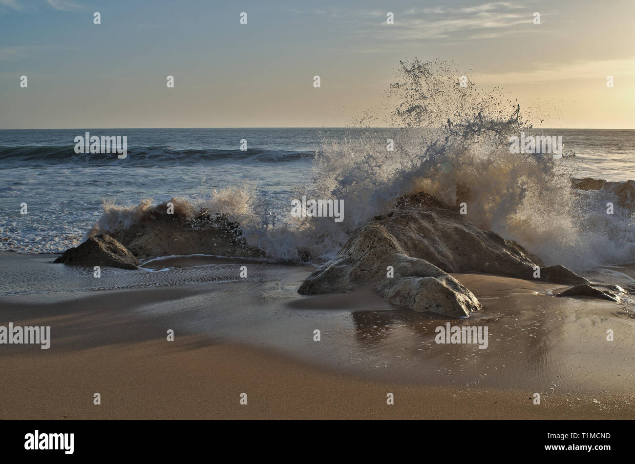 Le onde e il tramonto in Salgados beach. Albufeira, Portogallo Foto Stock