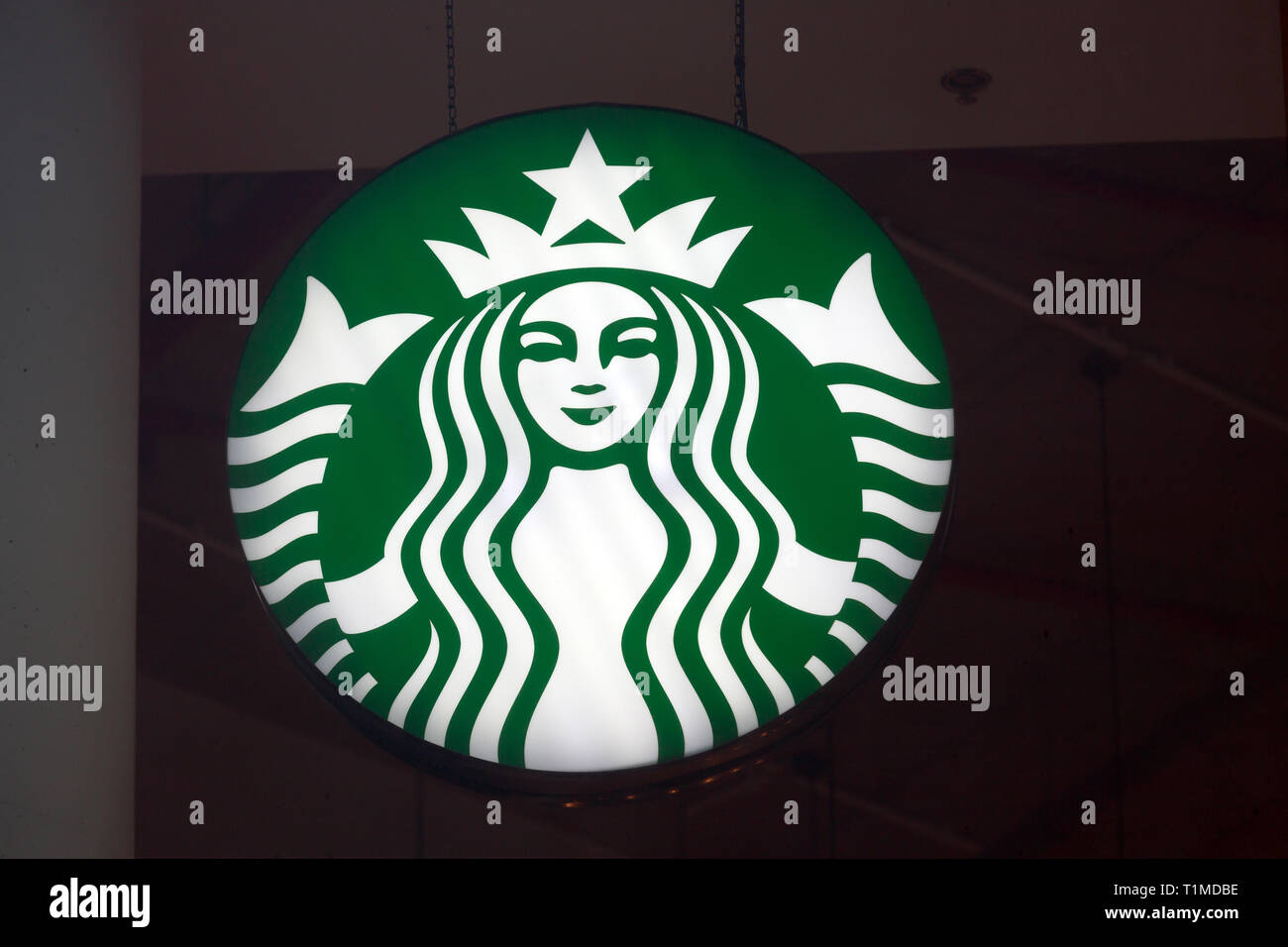 21.01.2018, Poznan, Wielkopolska, Polonia - Starbucks logo su un ramo della catena. 00A180121D911CAROEX.JPG [modello di rilascio: non applicabile, la proprietà R Foto Stock