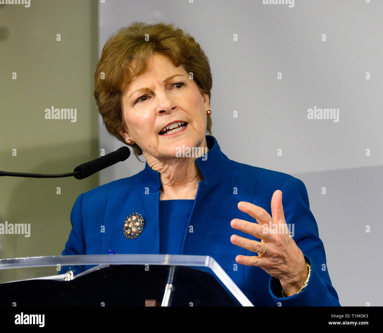 Stati Uniti Il senatore Jeanne Shaheen (D-NH) visto parlando durante un programma intitolato "Tracking il finanziamento federale per la lotta contro la crisi di oppioide' alla politica Bipartisan Center di Washington, DC. Foto Stock