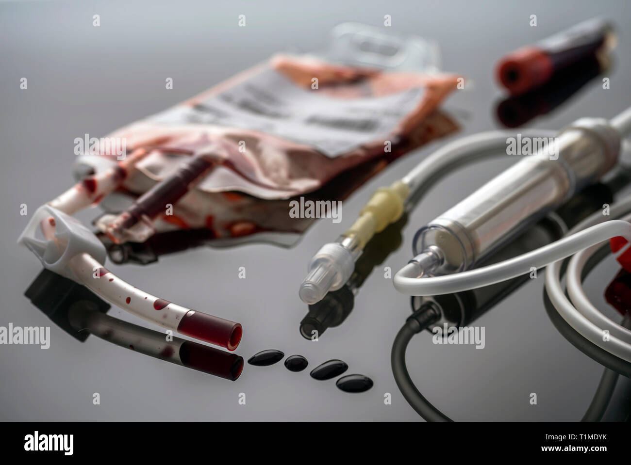 Svuotare sacca di sangue accanto al contagocce, immagine concettuale Foto Stock