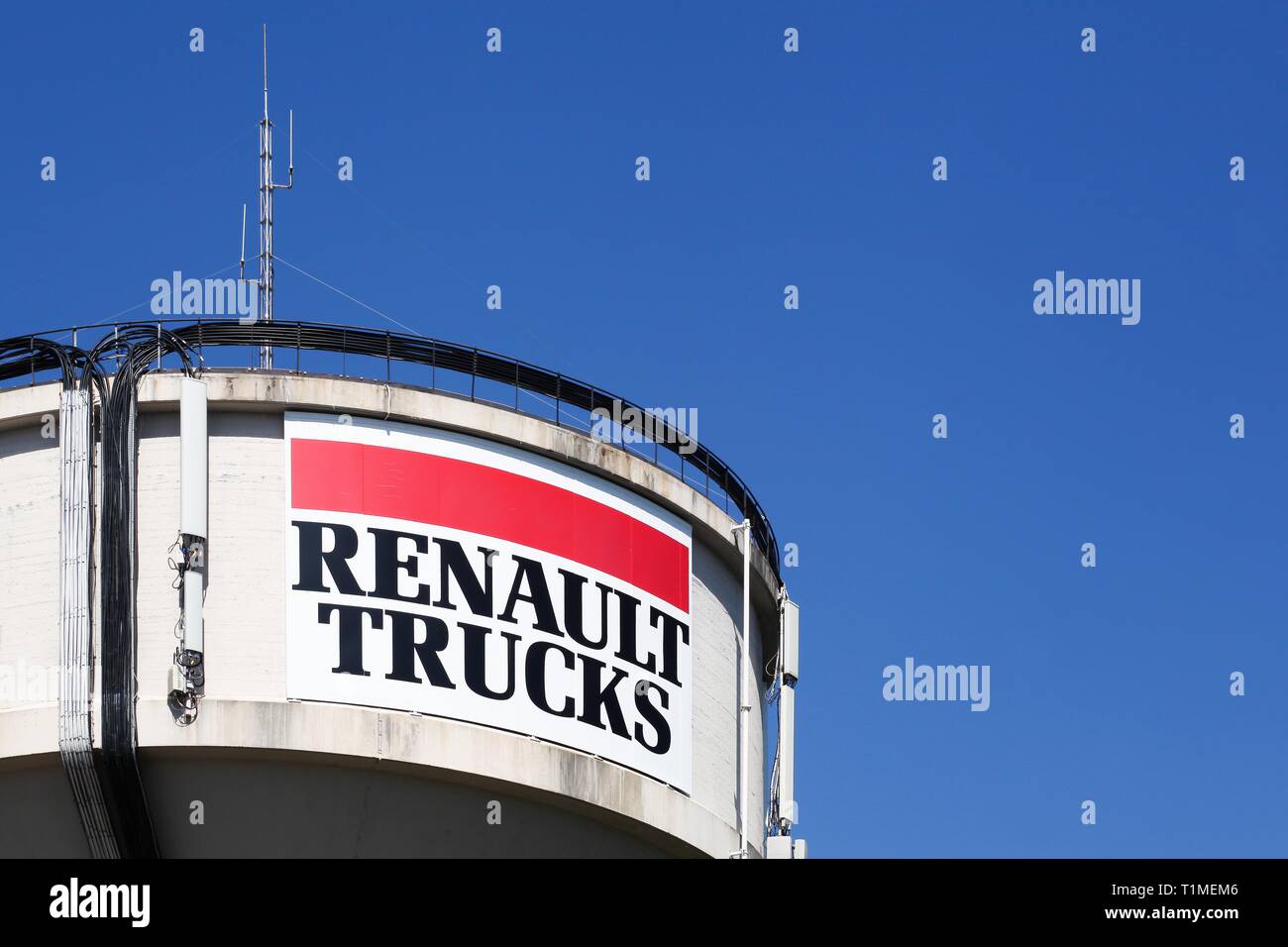 Saint-Priest, Francia - 8 Settembre 2018: Renault Trucks logo su un palo. Renault Trucks è un Francese carrello commerciale e militare costruttore del veicolo Foto Stock