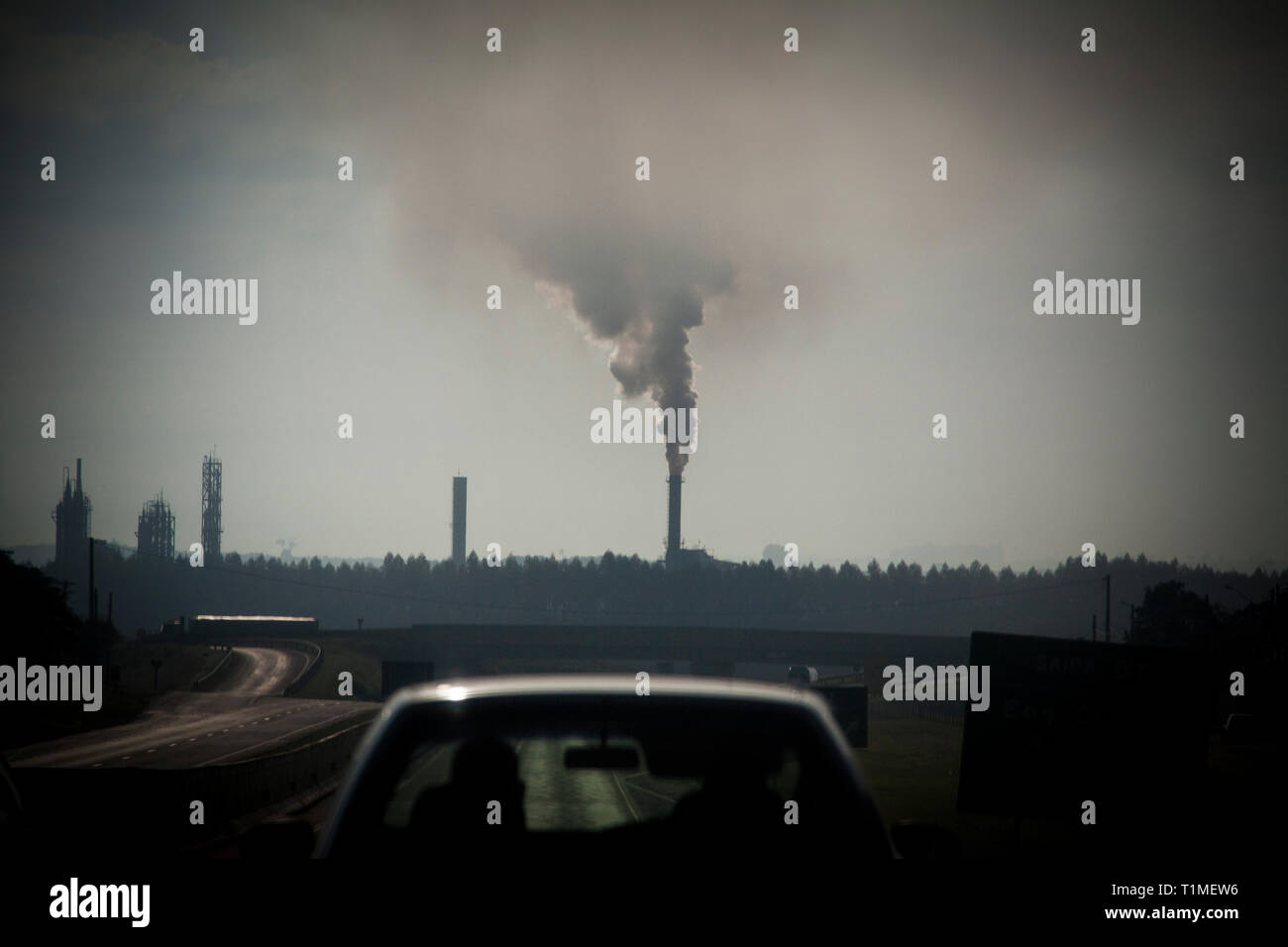 Inquinamento industriale in Ribeirao Preto, la regione del mondo più grande polo produttivo di etanolo e zucchero. Stato di San Paolo, Brasile. Foto Stock