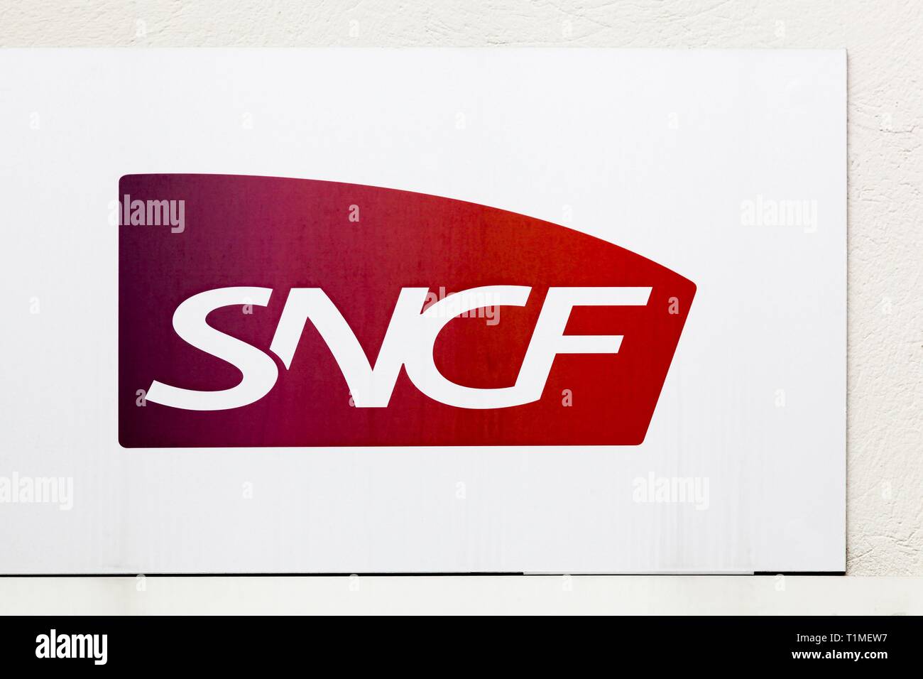 Lione, Francia - 25 Ottobre 2018: SNCF logo su una parete. SNCF è la società nazionale delle ferrovie francesi in Francia ed è di proprietà dello Stato società ferroviarie Foto Stock