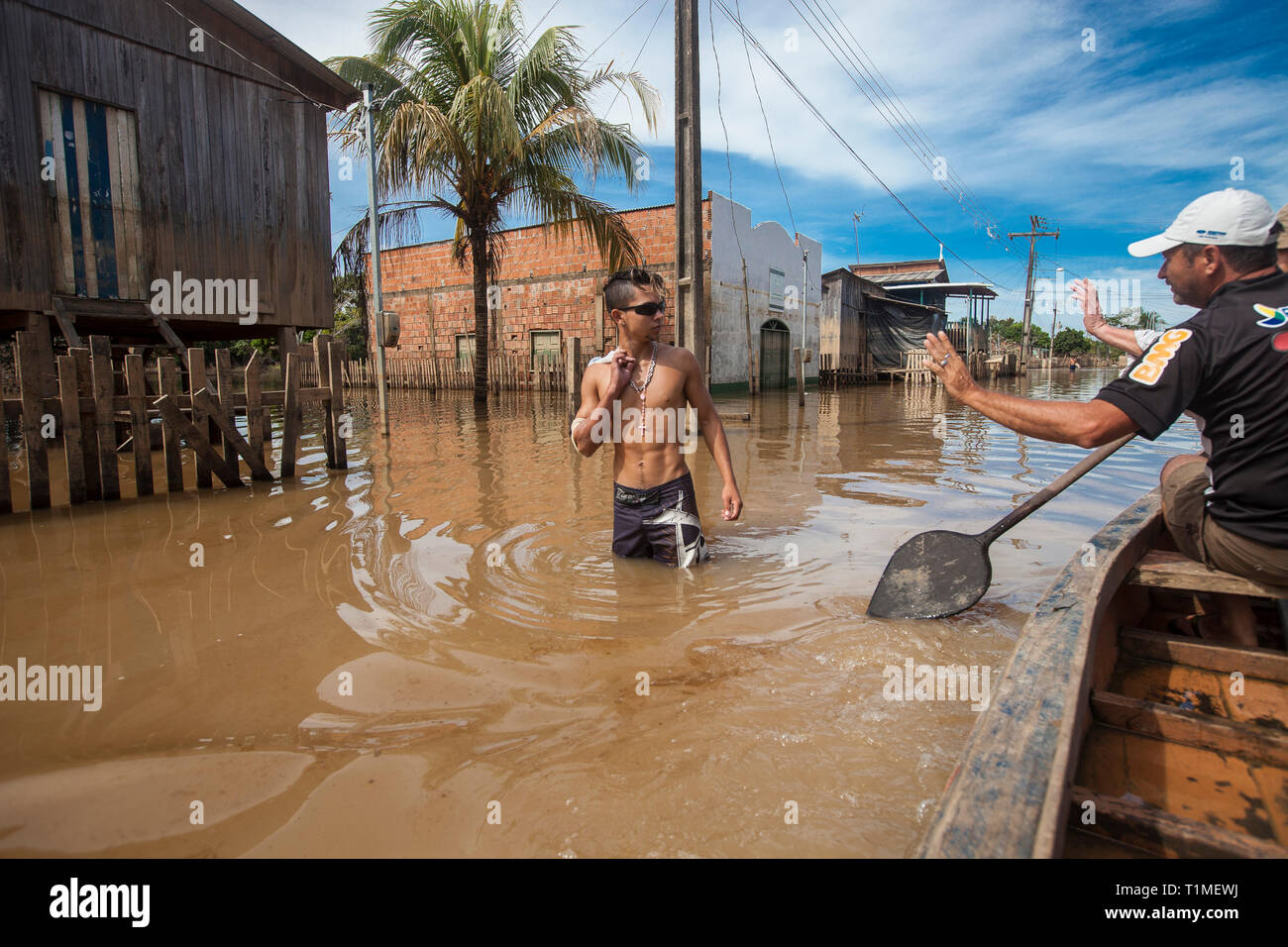 2015 Inondazioni in Amazzonia brasiliana, Taquari distretto, Rio Branco città, Acre. Le inondazioni sono state che colpisce migliaia di persone in stato di Acre, nel nord del Brasile, dal 23 febbraio 2015, quando alcuni dei suoi fiumi, in particolare il fiume acri, in overflow. Ulteriori pioggia pesante ha costretto i livelli del fiume ancora maggiore, e il 03 marzo 2015 Brasile del governo federale ha dichiarato lo stato di emergenza in stato di acri, dove alluvioni corrente situazione è stata descritta come la peggiore in 132 anni. Foto Stock