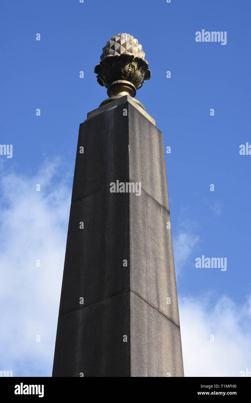 Obelisco con decorazione Pine Cone (a volte sbagliato per ananas). Lambeth Bridge, Londra. REGNO UNITO Foto Stock