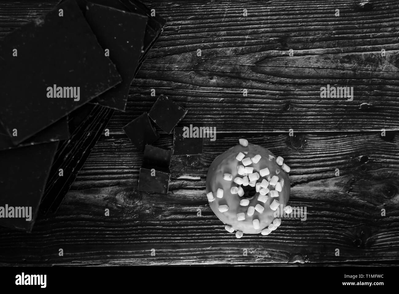 Coppia di panini glassato con zucchero rosa e marshmallows, piena con soluzione satura di palm e grassi polisaturi. Foto Stock