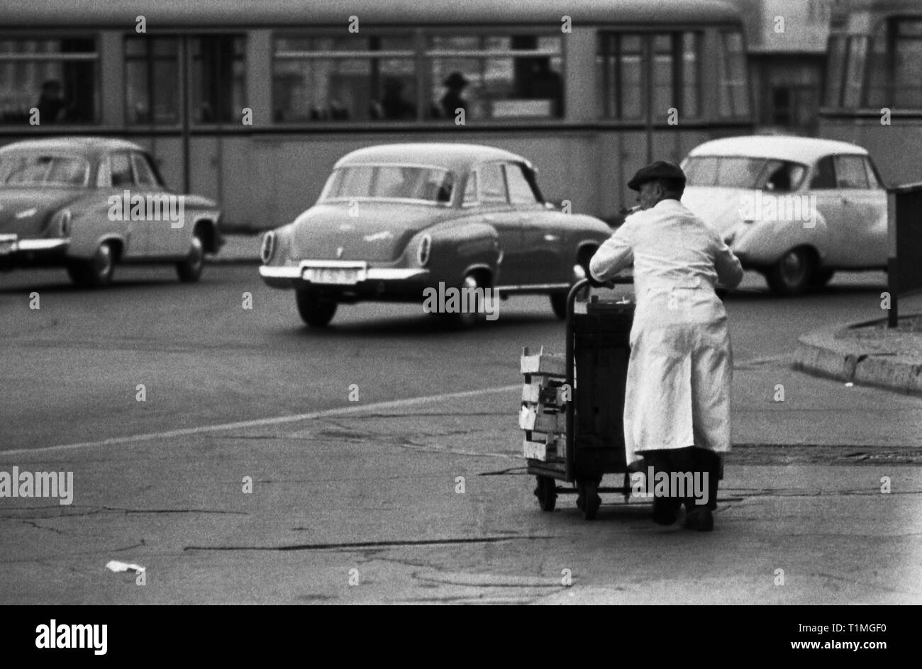 13.11.1965, Berlin, Berlin, Germania democratica - un uomo spinge un carrello con svuotare le casse di legno al di là della strada. 00S651113A274CAROEX.JPG [modello di rilascio: NO, corretto Foto Stock