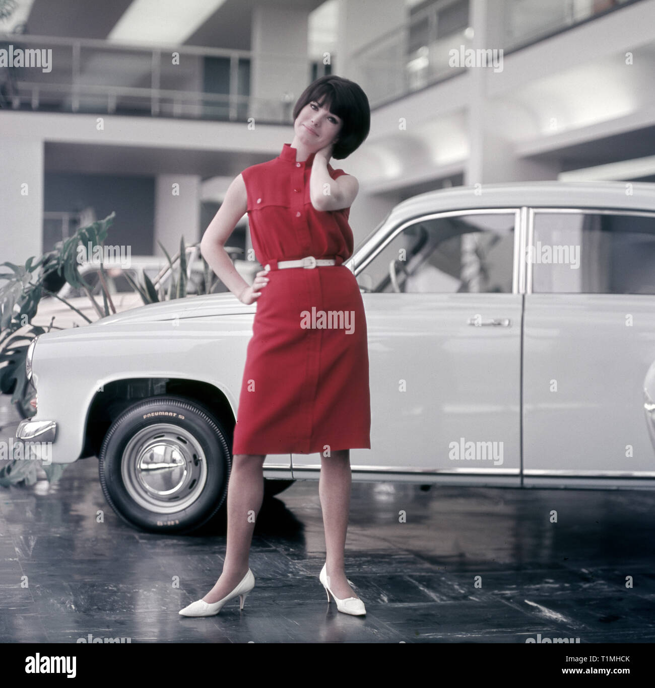 20.01.1971, Berlin, Berlin, REPUBBLICA DEMOCRATICA TEDESCA - Modello mostra l'ultima moda per donna di fronte a una Trabant P50. 00S710120A319CAROEX.JPG [modello di rilascio: NO, corretto Foto Stock