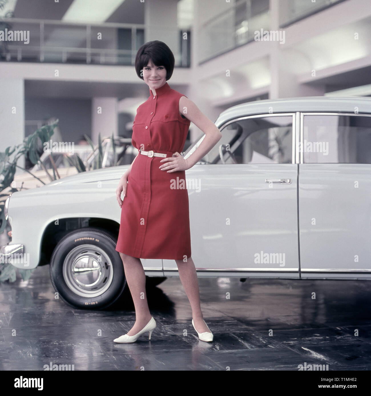 20.01.1971, Berlin, Berlin, REPUBBLICA DEMOCRATICA TEDESCA - Modello mostra l'ultima moda per donna di fronte a una Trabant P50. 00S710120A327CAROEX.JPG [modello di rilascio: NO, corretto Foto Stock