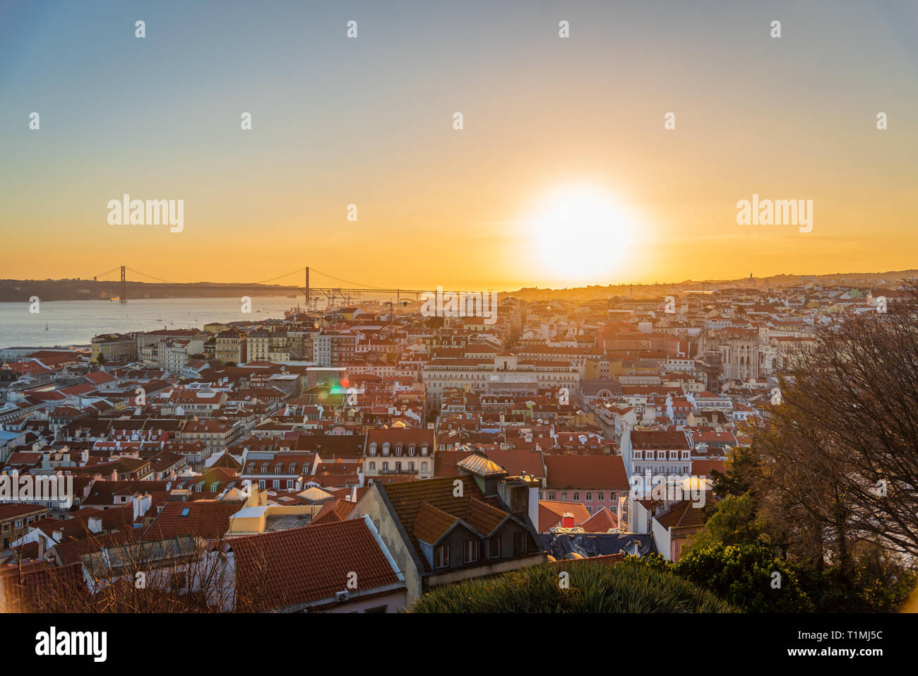 Cercando su Lisbona, Portogallo Foto Stock