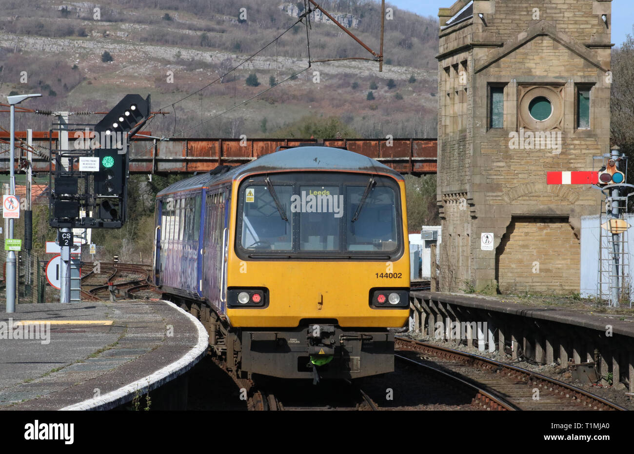 Classe 144 Pacer dmu settentrionale passando feather segnale indicatore di direzione su lasciando Carnforth station con Morecambe al servizio di Leeds 25 marzo 2019. Foto Stock