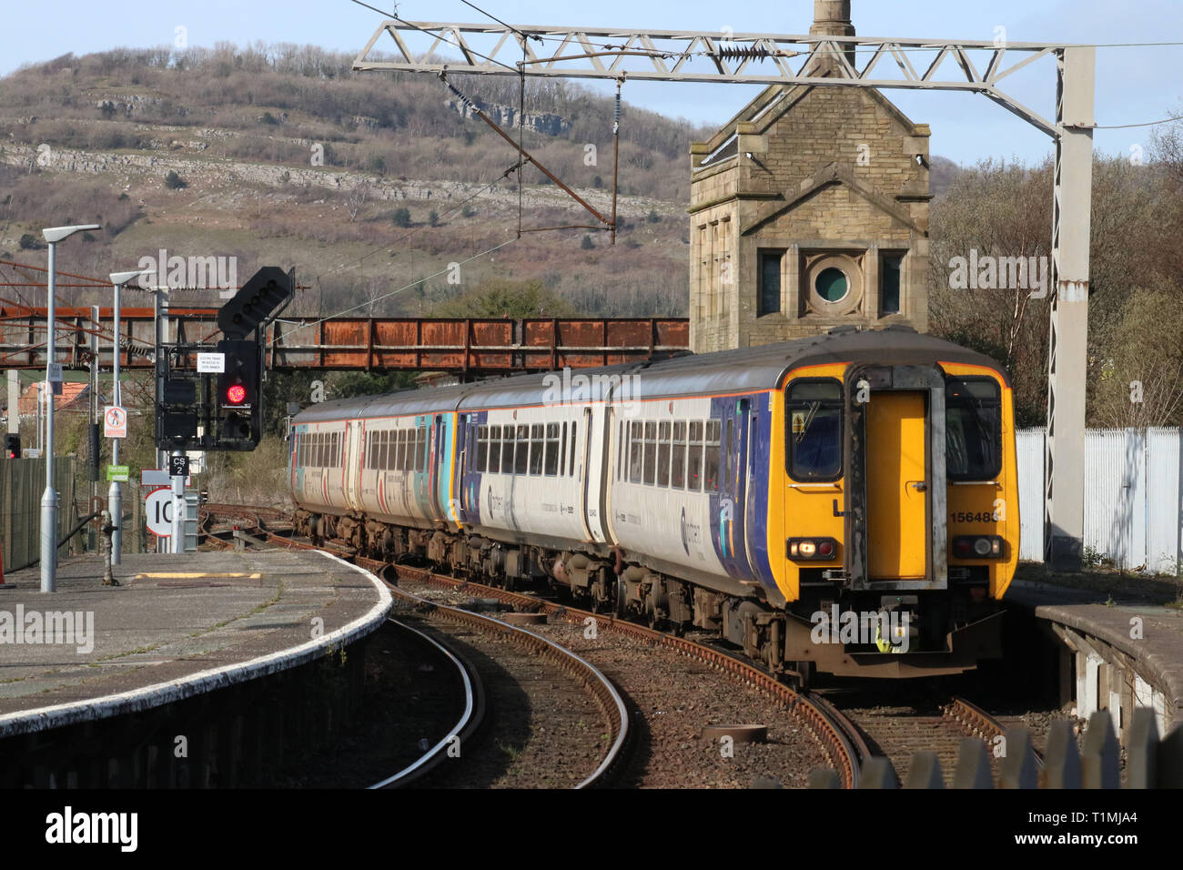 Due della classe 156 super sprinter diesel multiple unit treni entrando Carnforth station, piattaforma 1, con una regione del nord per il servizio al passeggero il 25 marzo 2019. Foto Stock