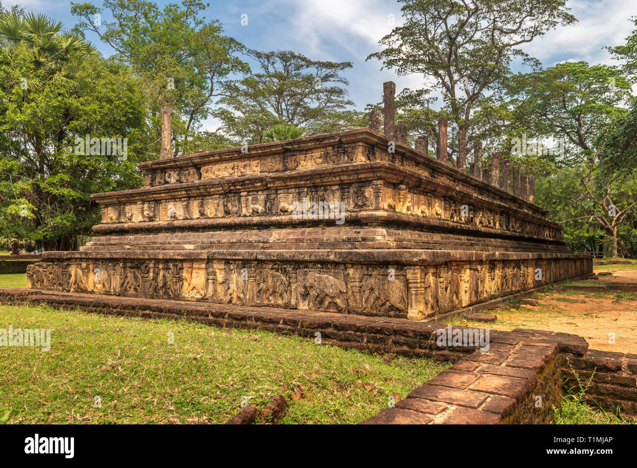 Gli antichi resti di un monastero buddista presso l'antica città di Polonnaruwa nella provincia centrale di Sri Lanka. Foto Stock