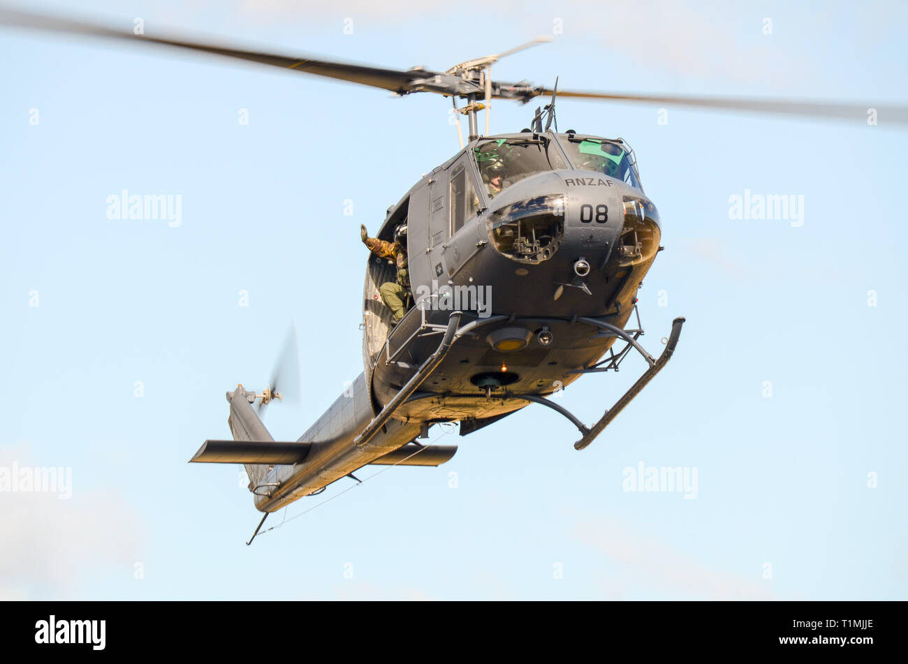 Bell UH-1H Huey elicotteri militari del Royal New Zealand Air Force 3 Stormo. NZ3808. Bell UH-1 Iroquois battenti presso l'aerodromo di cofano, Wairarapa Foto Stock
