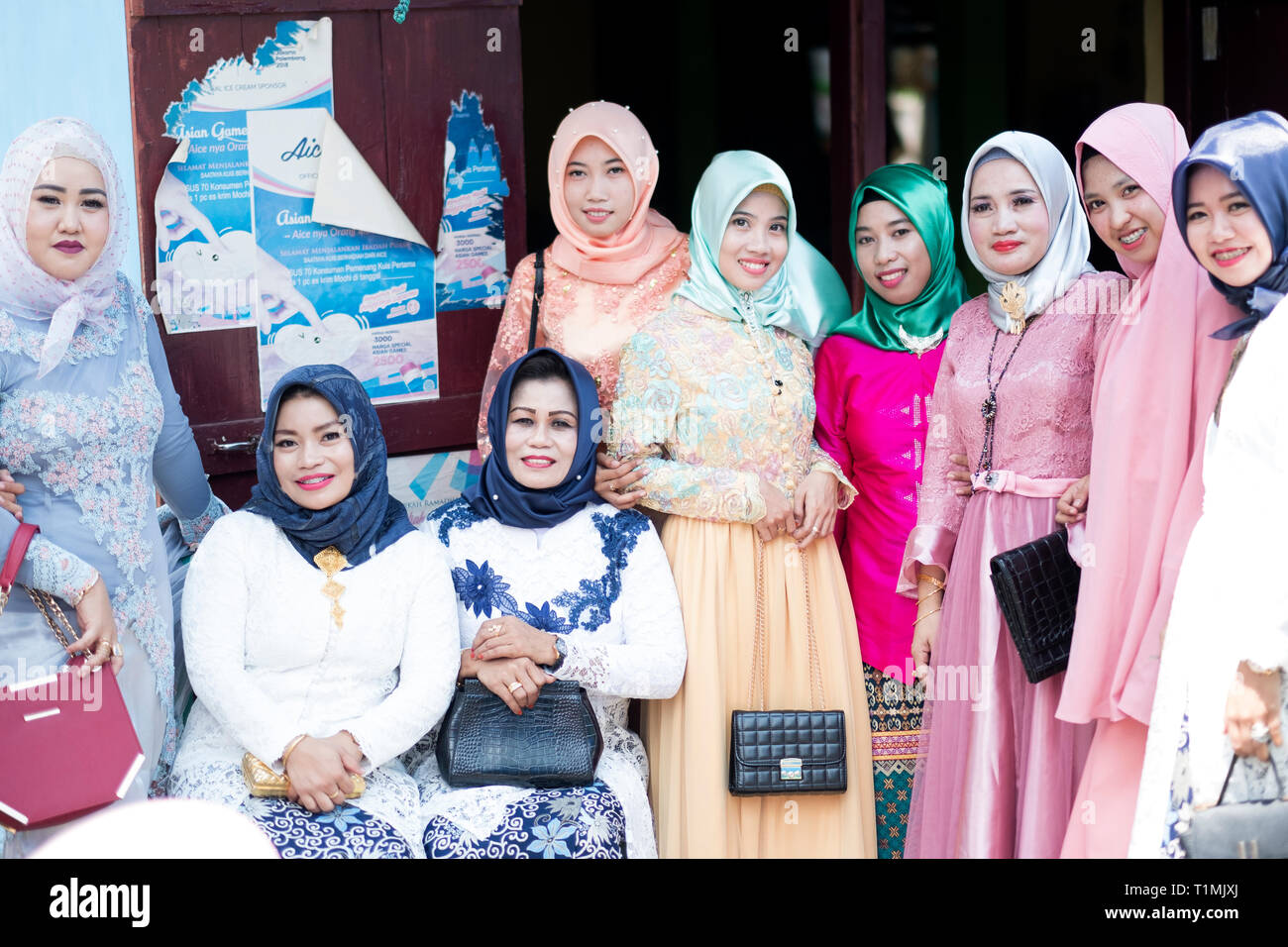 Un gruppo di donne musulmane di indossare abiti tradizionali, Sulawesi, Indonesia Foto Stock