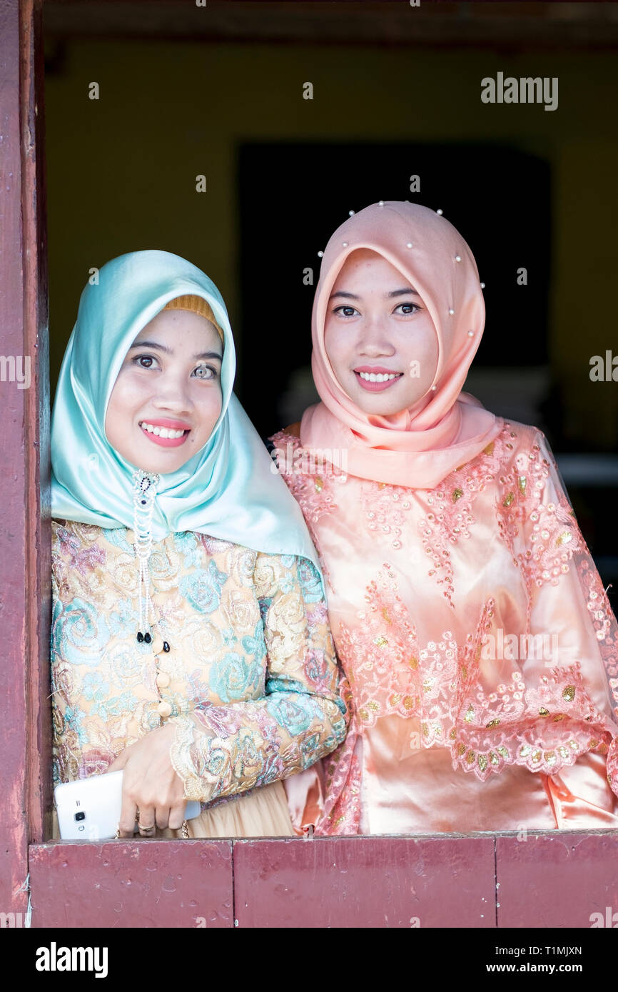 Due amici musulmani in abito tradizionale, Sulawesi, Indonesia Foto Stock