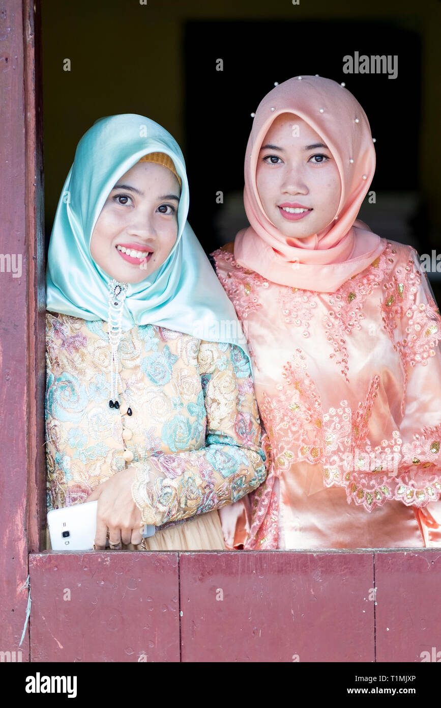 Due amici musulmani in abito tradizionale, Sulawesi, Indonesia Foto Stock