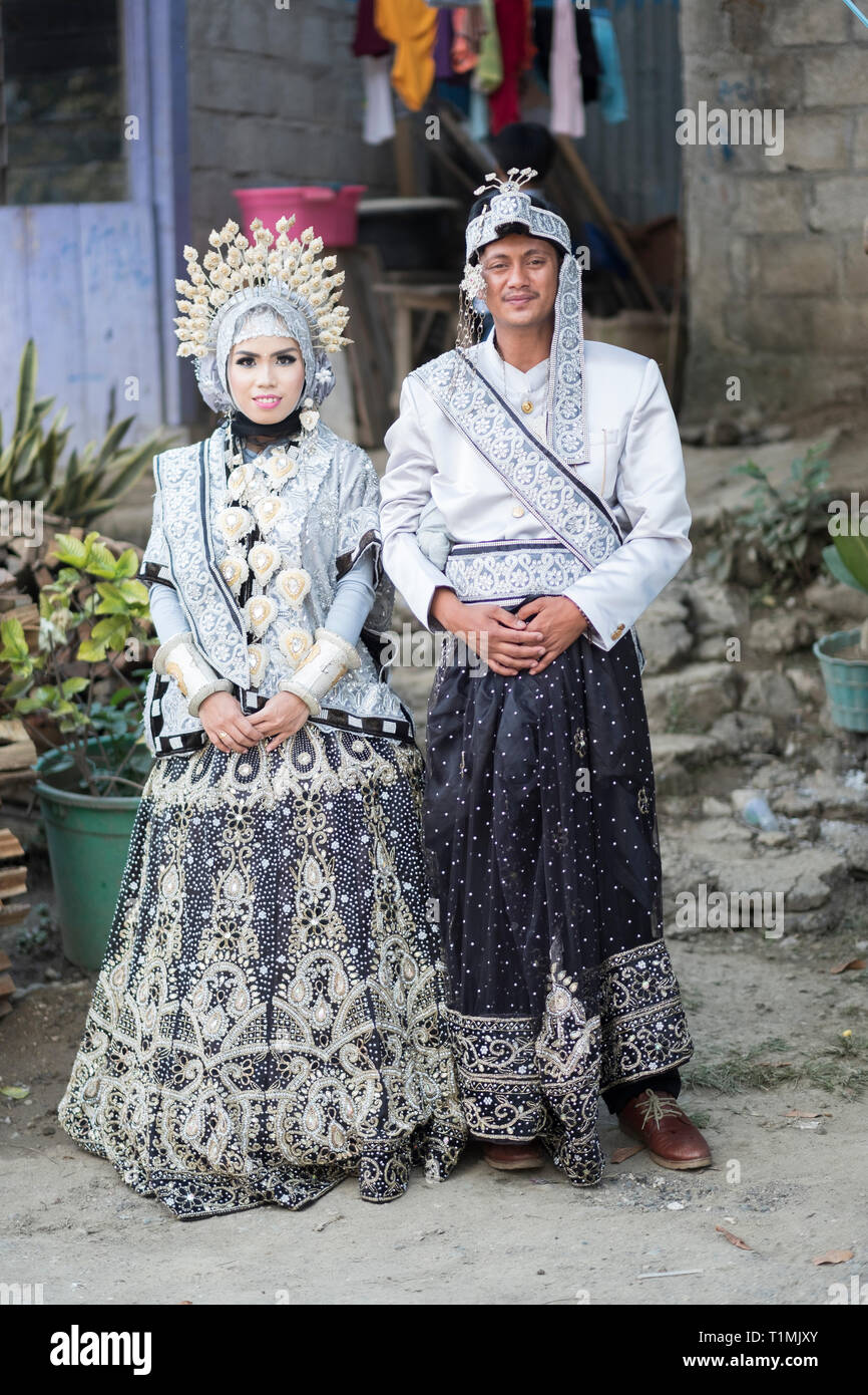 Gli sposi nel tradizionale abito da sposa, Sulawesi, Indonesia Foto Stock