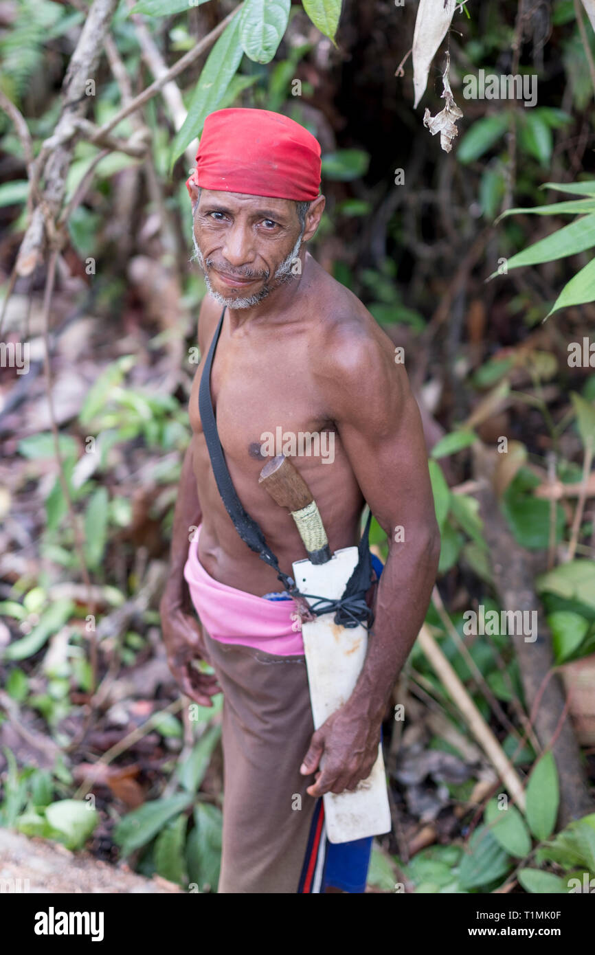 Alfur indigeni cacciatore del gruppo Nuaulu, isola Seram, Molucche, Indonesia Foto Stock