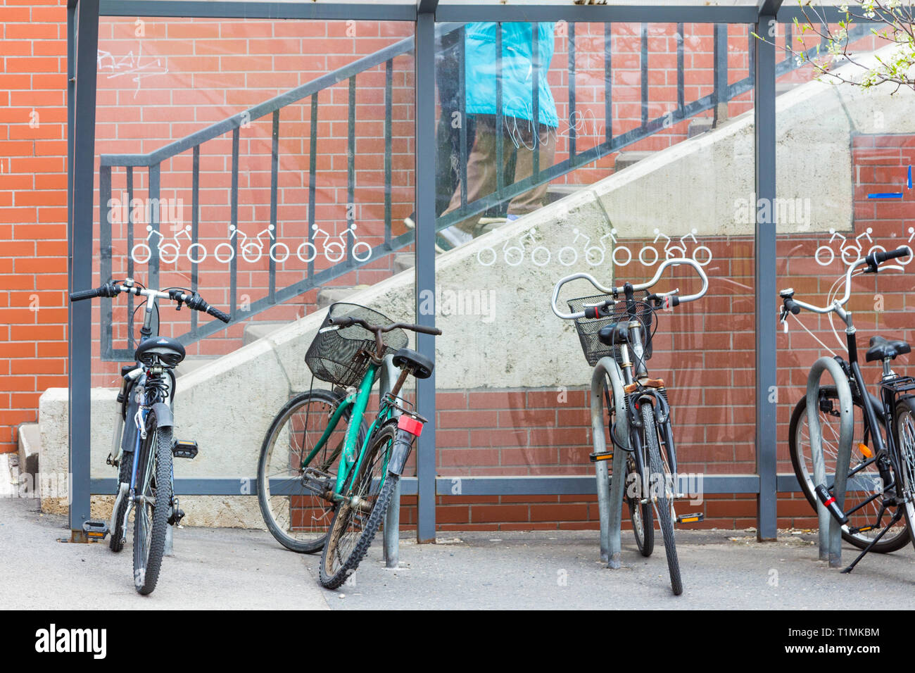 Deposito bici accanto alle scale in Gyor, Ungheria Foto Stock