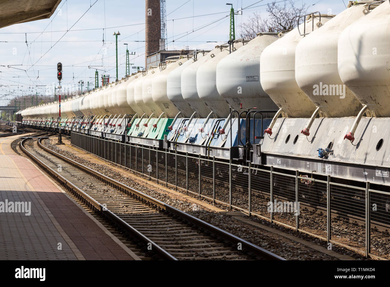 Slovacco treno merci delle vetture del serbatoio che soggiornano presso la stazione ferroviaria centrale di Gyor, Ungheria Foto Stock