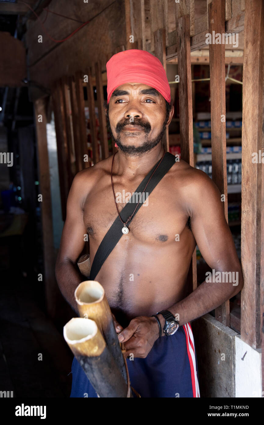 Alfur indigeni persone del gruppo Nuaulu, isola Seram, Molucche, Indonesia Foto Stock