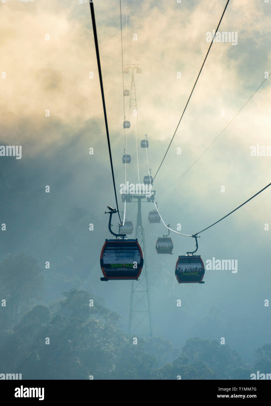 Cavo di gondola auto su una linea tramviaria a Ba Na Hills Resort in Vietnam Foto Stock