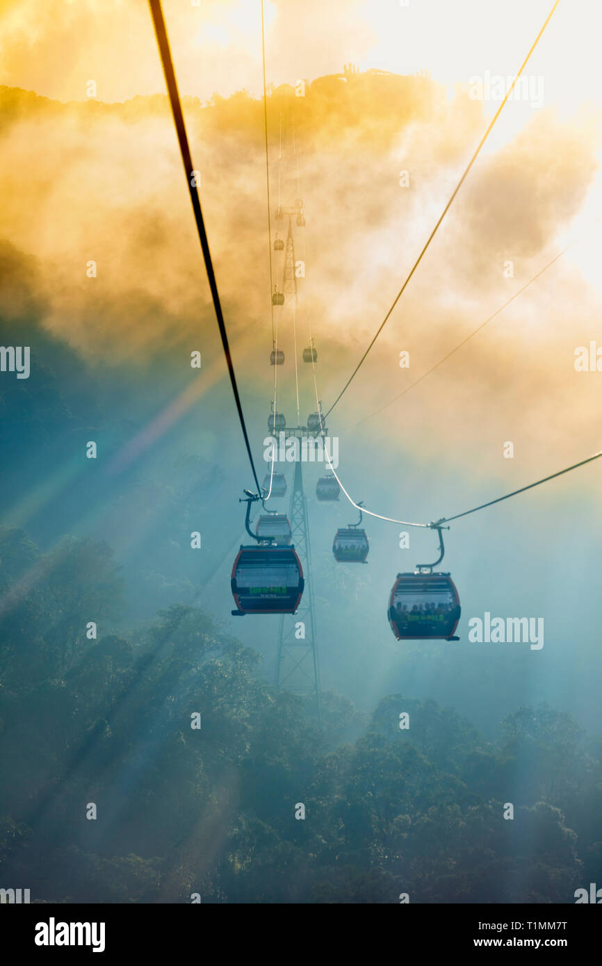 Cavo di gondola auto su una linea tramviaria a Ba Na Hills Resort in Vietnam Foto Stock