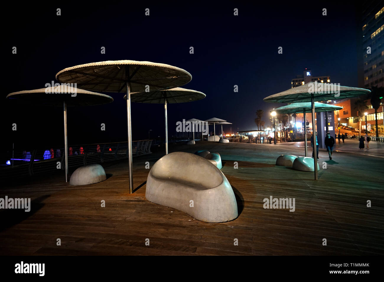 Israele - TEL AVIV BEACH - TEL AVIV LUNGOMARE EDIFICI E ARREDO URBANO - FRANCESE AMBASSY IN TEL AVIV - BEN GURION SCULTURA SU TEL AVIV BEACH - TEL AVIV BEACH DI NOTTE TEMPO - TEL AVIV passeggiata Lungomare - fotografia a colori © Frédéric BEAUMONT Foto Stock