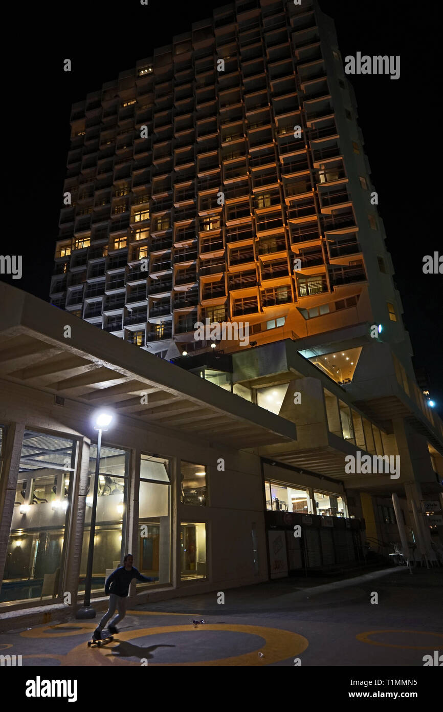 Israele - TEL AVIV BEACH - TEL AVIV LUNGOMARE EDIFICI E ARREDO URBANO - FRANCESE AMBASSY IN TEL AVIV - BEN GURION SCULTURA SU TEL AVIV BEACH - TEL AVIV BEACH DI NOTTE TEMPO - TEL AVIV passeggiata Lungomare - fotografia a colori © Frédéric BEAUMONT Foto Stock