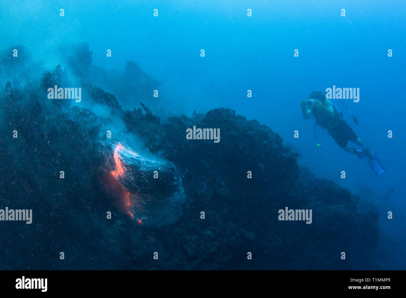 Videografo Shane Turpin film di lava a cuscino in eruzione sottomarina del vulcano Kilauea Hawaii Island ( la Big Island delle Hawaii ) U.S.A. ( Oceano Pacifico ) Foto Stock
