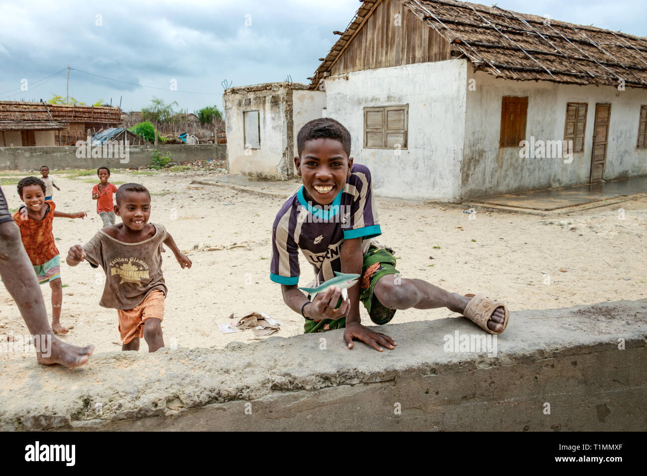 Andavadoaka, Madagascar - Gennaio 13th, 2019: locale un malgascio bambini running e giocando accanto a un edificio rustico in Andavadoaka, Madagascar. Foto Stock