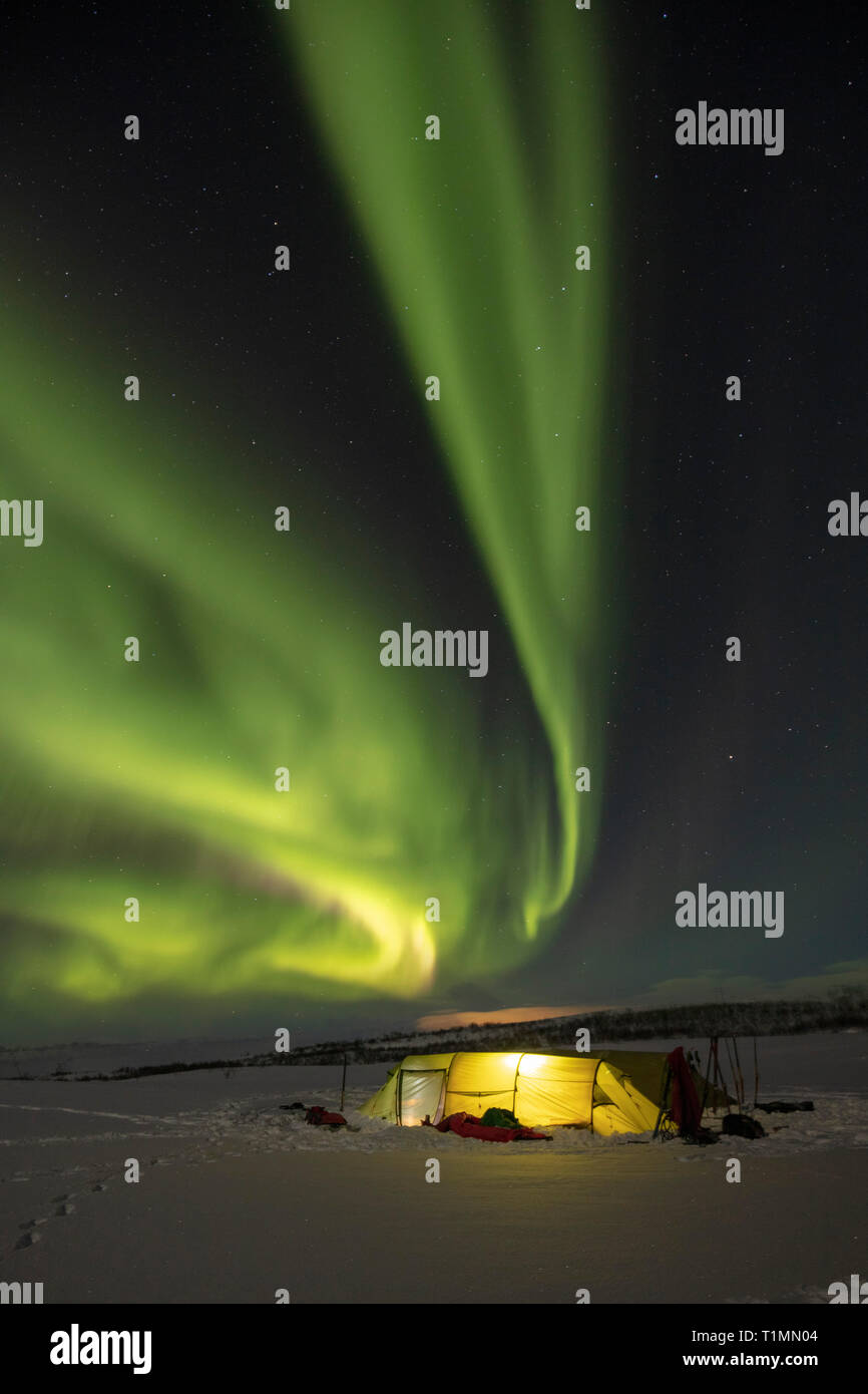 Aurora boreale sopra un inverno sci touring tenda. Altopiano Finnmarksvidda. Finnmark, Arctic Norvegia. Foto Stock
