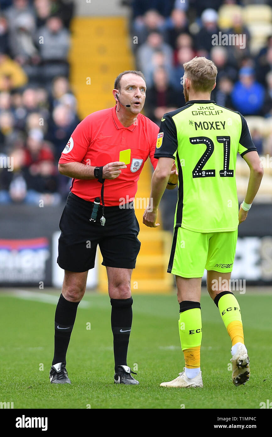 Il 23 marzo 2019 , Meadow Lane, Nottingham, Inghilterra; Sky scommessa lega due, Notts County vs Exeter City ; arbitro Carl Boyeson mostra un cartellino giallo a Dean Moxey (21) di Exeter City credito Hobley Jon/news immagini Foto Stock