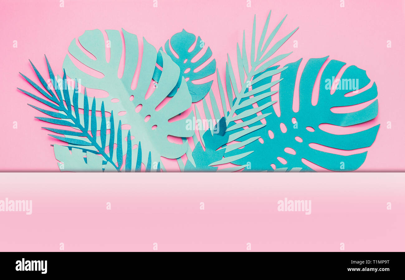 Varie blu turchese tropicale, lascia cornice o telaio con copia spazio per la tua progettazione sul rosa pastello sfondo. Layout creativi realizzati con papercraft Foto Stock