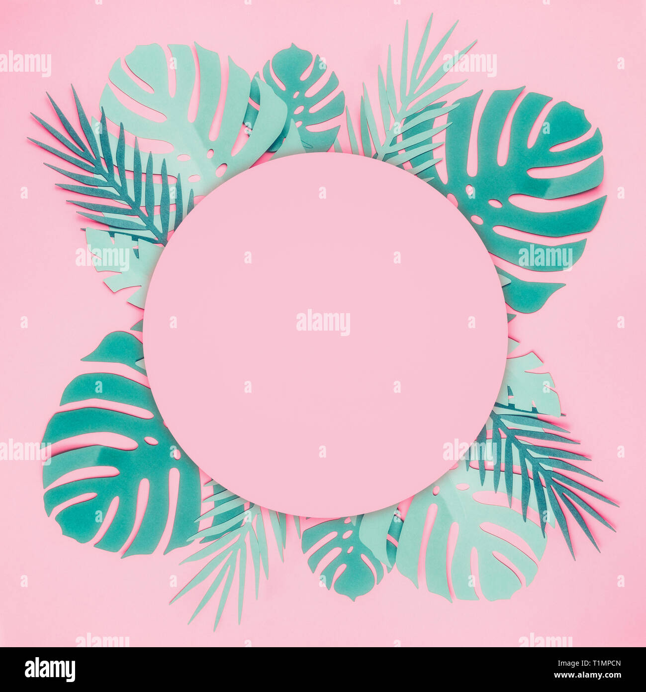 Varie blu turchese tropicale, lascia fatta con papercraft con cerchio rotondo spazio copia per la tua progettazione sul rosa pastello sfondo. Layout creativi Foto Stock