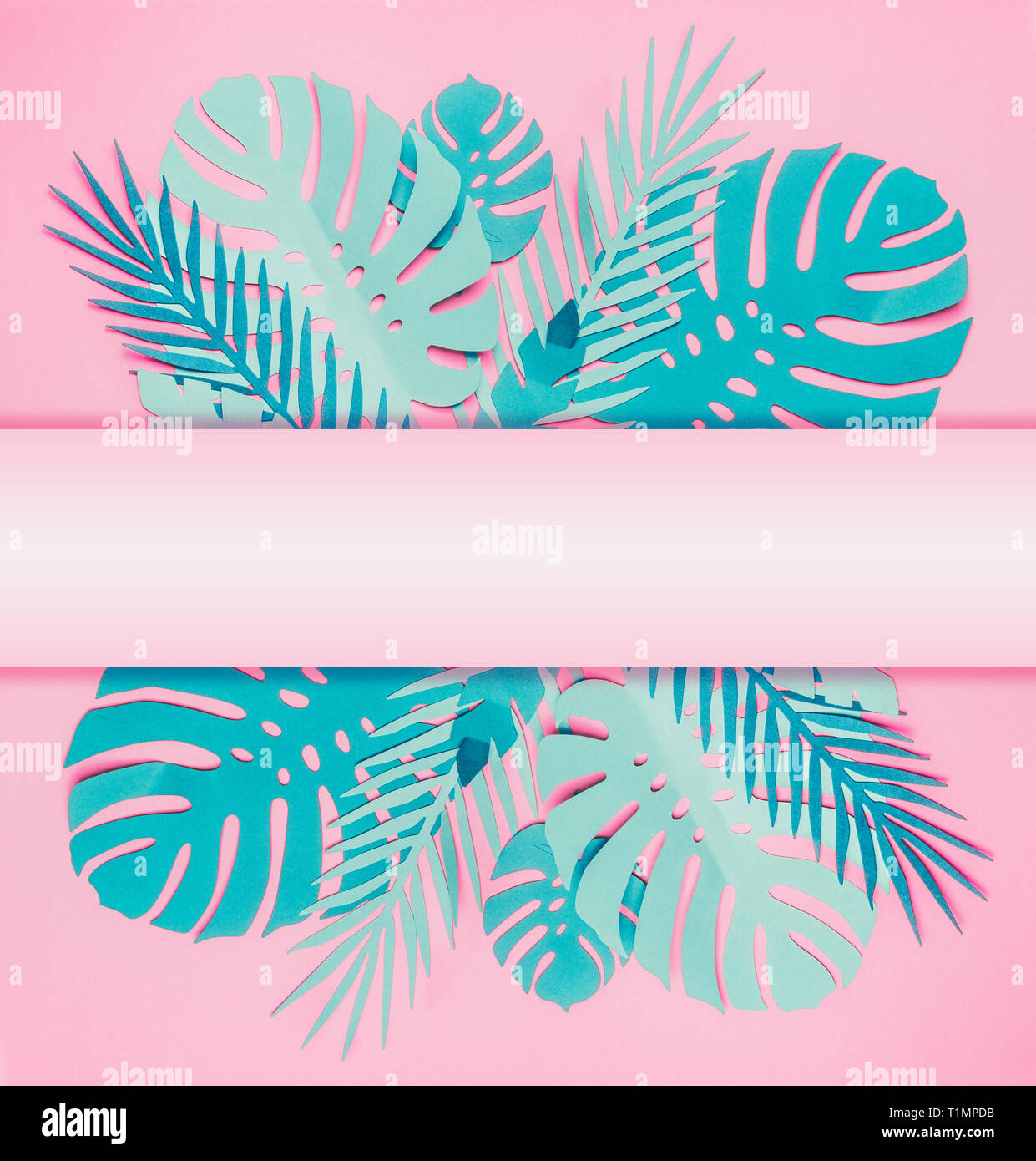 Varie blu turchese foglie tropicali con copia spazio per la tua progettazione sul rosa pastello sfondo. Layout creativi Foto Stock