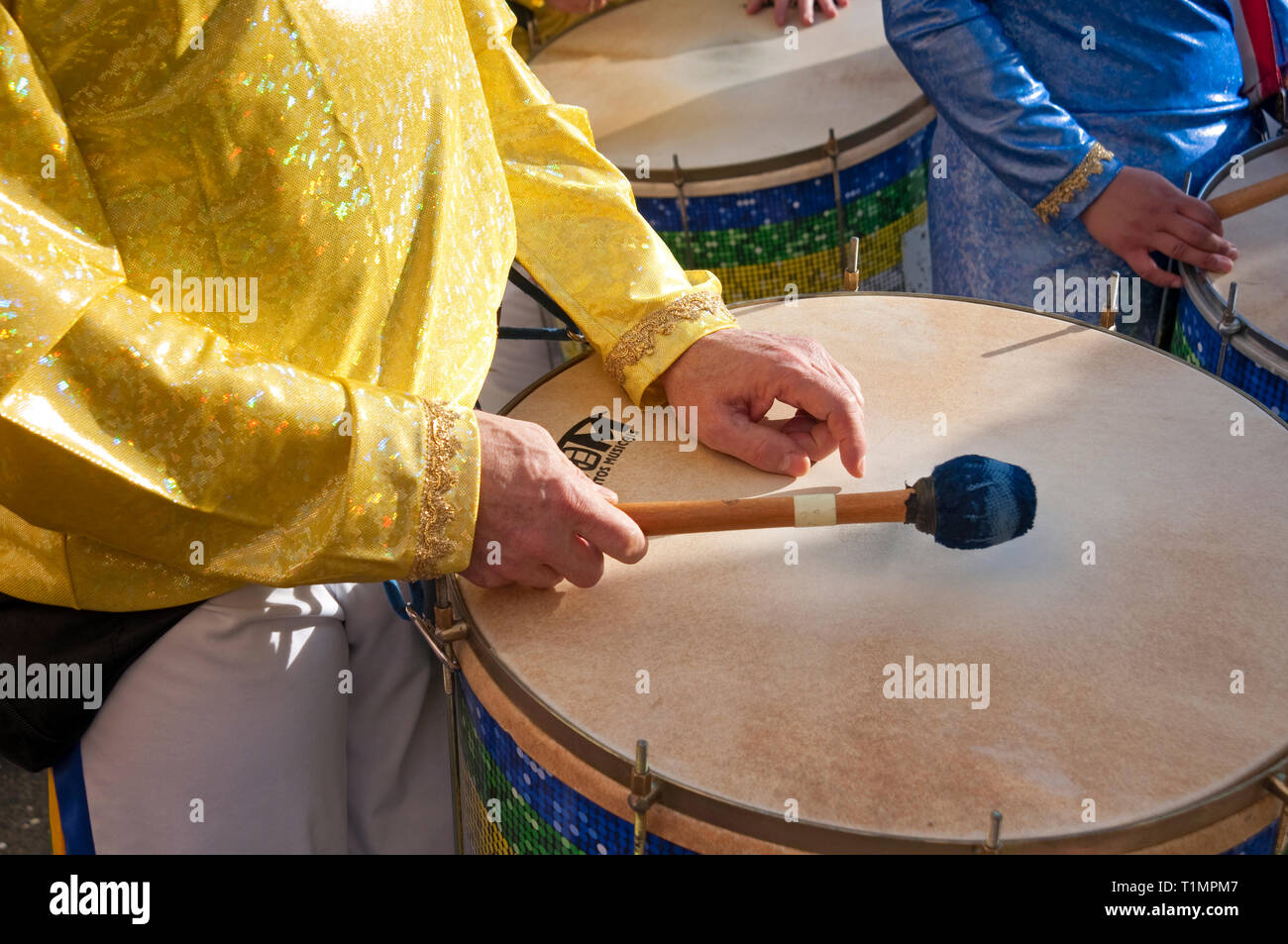 L'Italia, Lombardia, Crema, Carnevale, persone che svolgono in Costume brasiliano per sfilate di carnevale, uomo percussionisti suonando la batteria Foto Stock