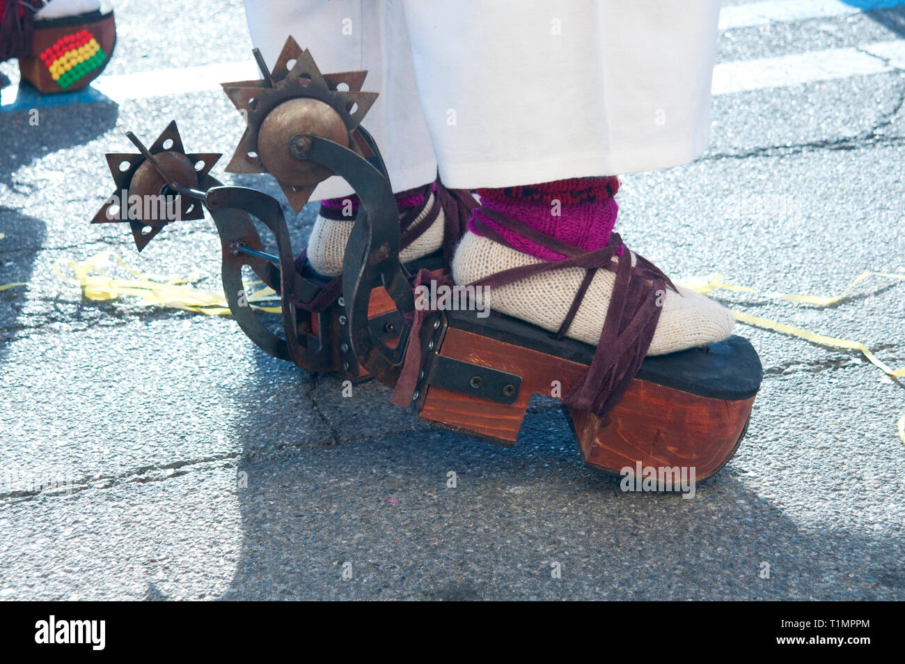 L'Italia, Lombardia, Crema, Carnevale, piattaforma di legno sandali e ruote dentate su Pujllay ballerina Foto Stock