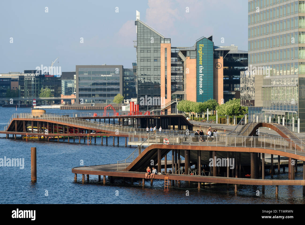 Copenhagen. La Danimarca. Kalvebod Bølge (Kalvebod onda), Harbour Front promenade su Kalvebod Brygge waterfront. L'onda Kalvebod fu progettato da JDS Arc Foto Stock