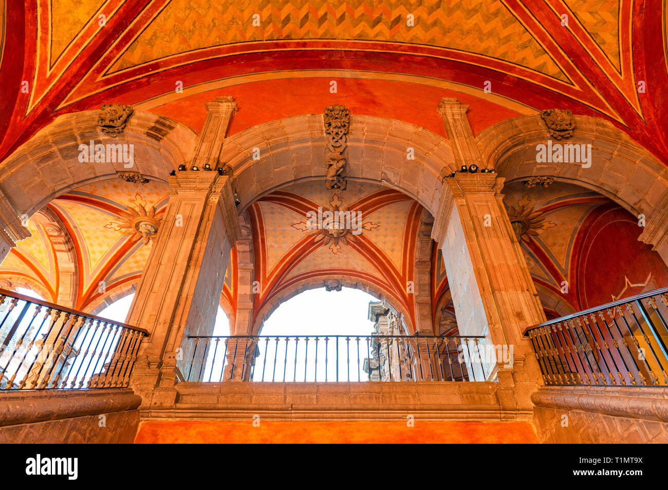 In stile coloniale di architettura con archi e colonne in area pubblica del Museo d'Arte della città di Queretaro, Messico. Foto Stock