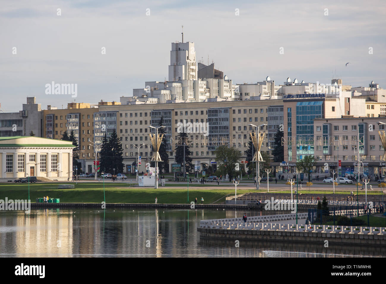 Minsk, Bielorussia - 26 Aprile 2018: Nemiga district e il fiume Svisloch a Minsk Foto Stock